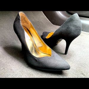 Jennifer Lopez black pump heels - size 6